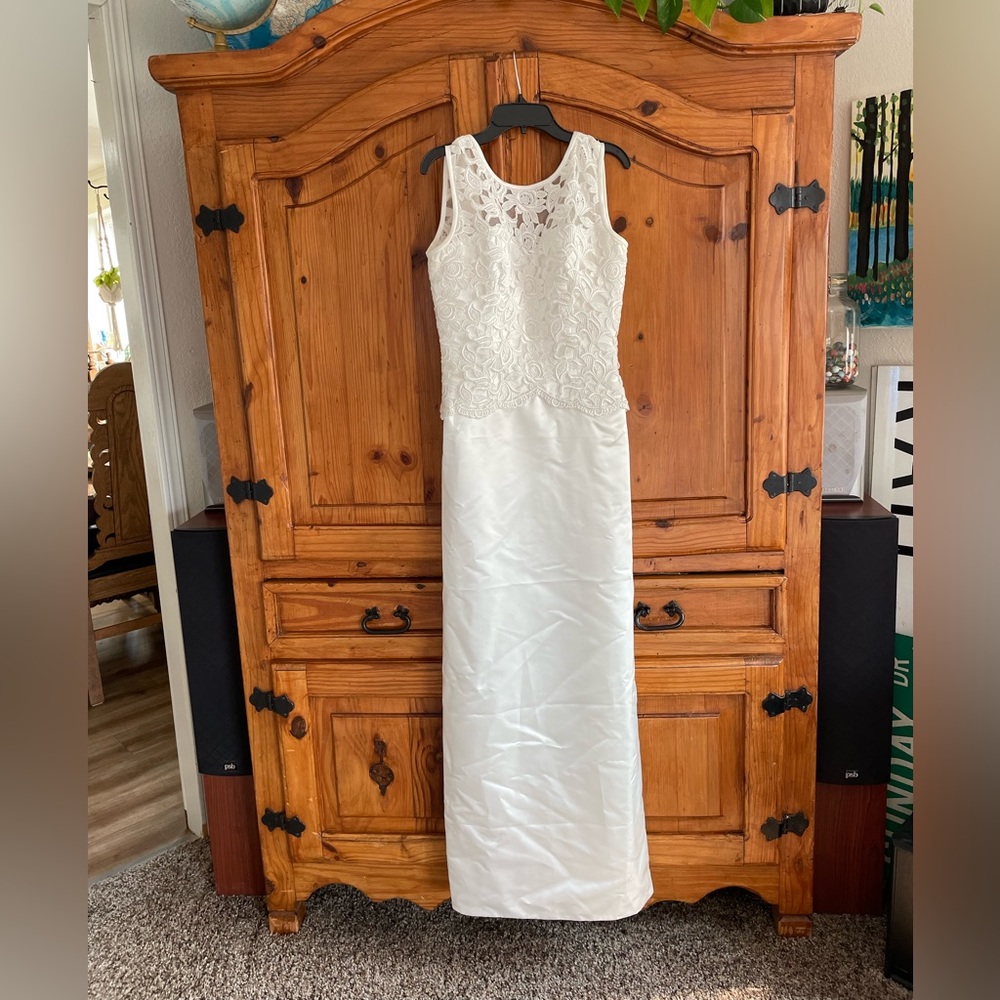 Mon Cheri Wedding Dress,Vintage Circa 1990s,Floral Lace,Sheath,Size 8,Sleeveless